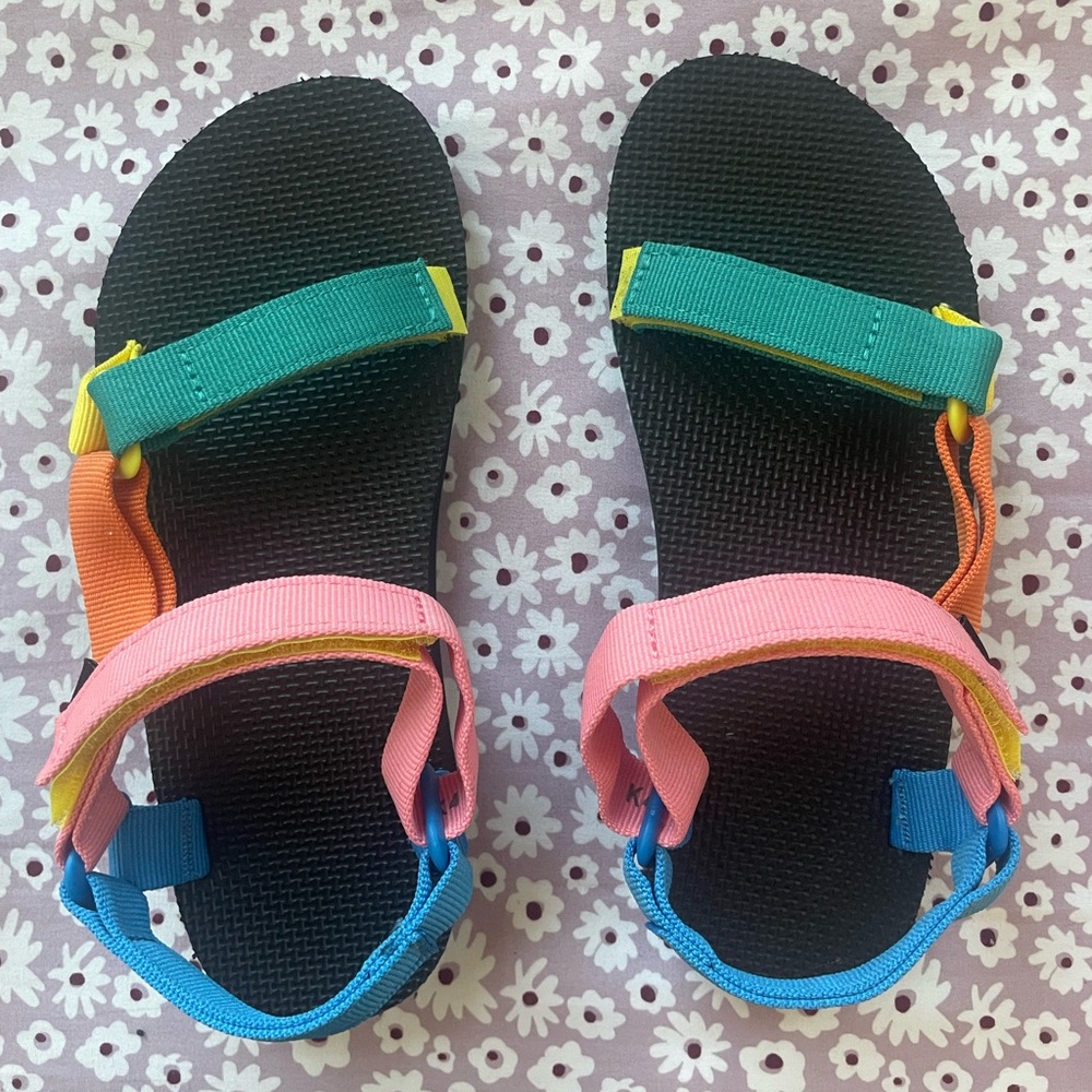 Teva Original Universal Scandals in kids 4